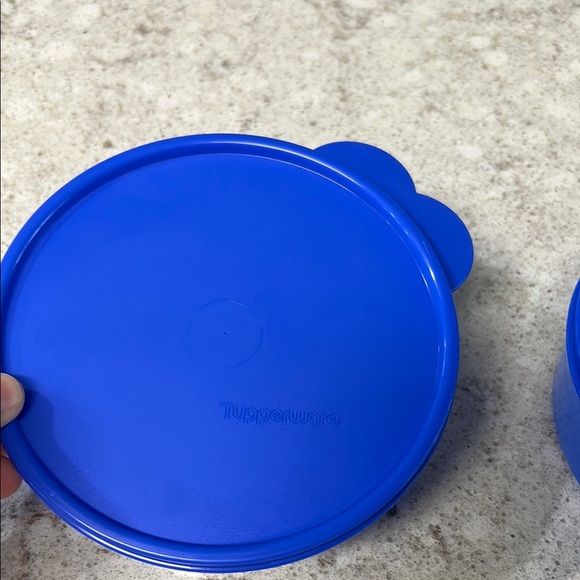 Tupperware Bright Blue Round‎ Containers - Picture 2 of 5
